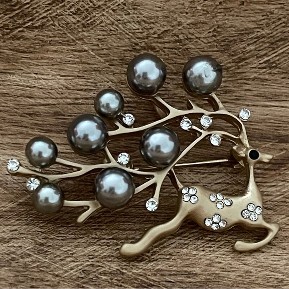 NEW Reindeer Brooch Rhinestones Faux Pearls Deer Holiday Pin Pretty Matte Gold - Picture 4 of 11